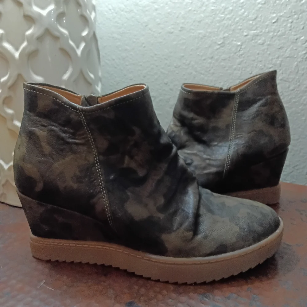 Sofft Sz. 9 New Siri Waterproof Leather Wedge Ankle Boot in Olive/Camouflage